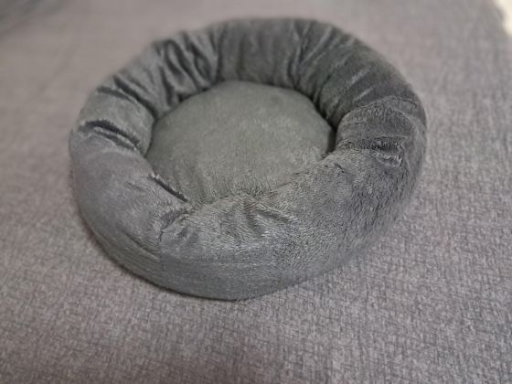 Лежанка для котиков и мелких собак.