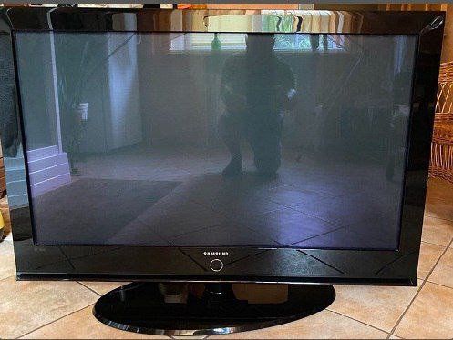 Продам телевизор 42″