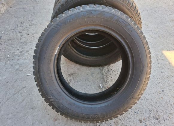 Продам комплект зимних шин р15