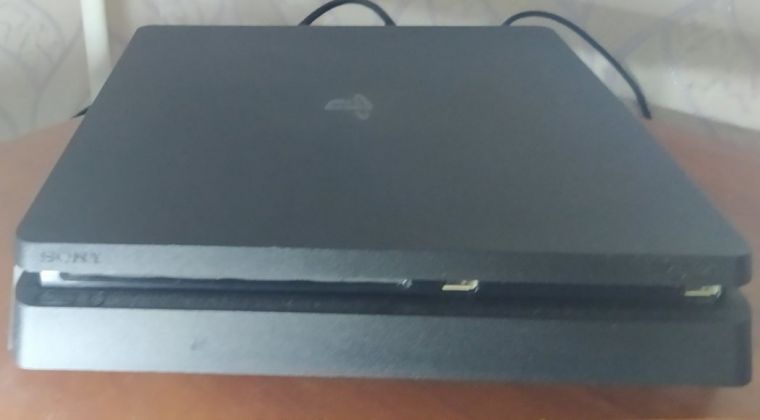 Продам ps4 slim