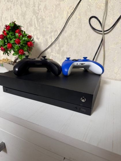 Продам Xbox One X 1 tb