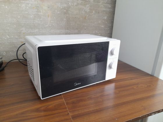 Микроволновую печь Midea MM7P012MZ-W